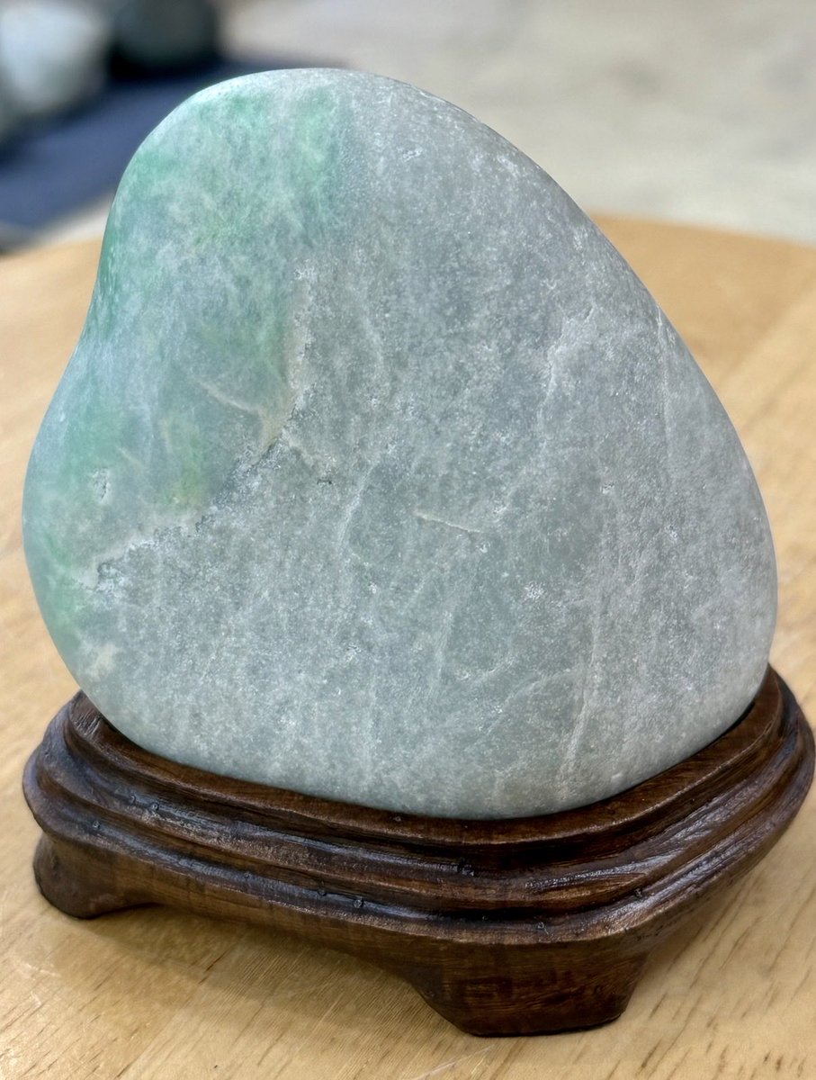 今日のヒスイは、 「結晶キラキラ✨少しアップルグリーン翡翠🟢海石