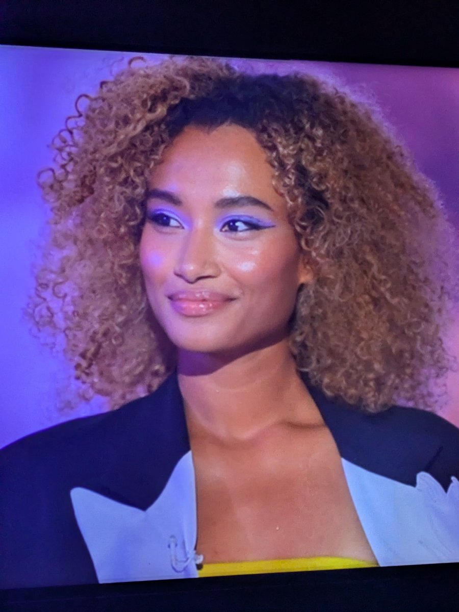 sianfen05's tweet photo. Aurelie sieht iwie bisschen aus wie Nicki Minaj oder??? #gntm https://t.co/BiME1HQJTS