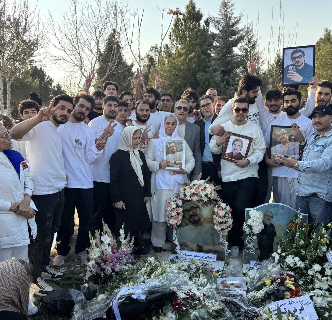 ویدئوهای مراسم چهلم جان‌باختگان رستاخیز ملی، هر یک شگفت‌انگیزتر از دیگری‌ است! 
انسان‌هایی که در اوج اندوه و خشمِ برخاسته از کشته شدن عزیزانشان، چنین سطحی از آگاهی را از خود به نمایش می‌گذارند، کم‌نظیرترین مردم روی زمین هستند.
در تاریخ از هفته چهلم جاویدنامان، به‌عنوان «هفته