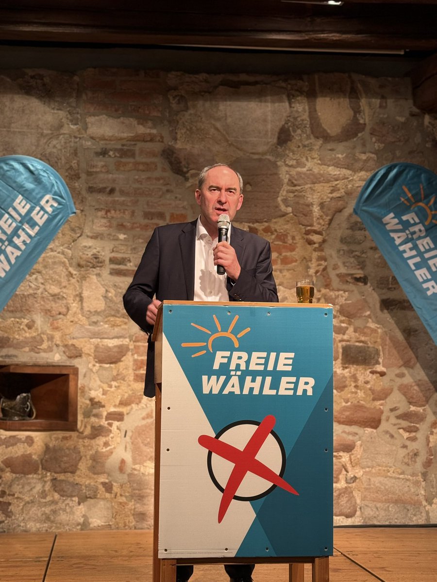 FREIE WÄHLER Nürnberg in der Kulturscheune der Altstadtfreunde. Konzept der FREIEN WÄHLER für die Großstadt: mehr Wohnraum durch mehr VERMIETERRECHTE nutzt auch den anständigen Mietern. Wenn Vermieter Mietnomaden nicht aus der Wohnung bekommen und immer mehr Vorgaben bekommen wie