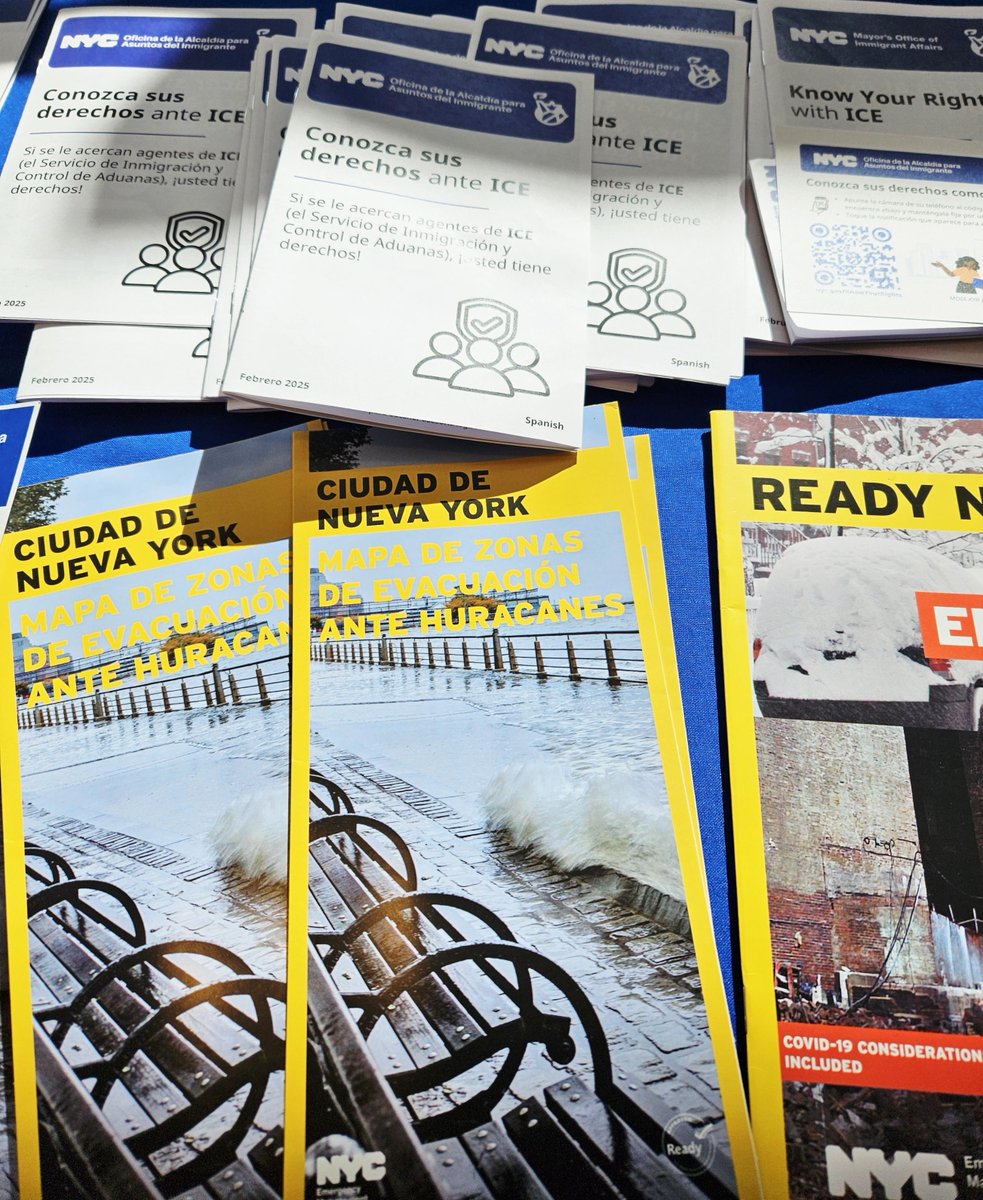 NYCImmigrants's tweet photo. Amongst many vibrant communities, #SunsetPark, Brooklyn is a proud home to many #MexicanNewYorkers. Last week, our team joined @consulmex_nuevayork's resource fair to share multilingual city resources and #KYR information with attendees.
We also walked many Brooklyn locals through the @id.nyc enrollment process & shared MOIA’s #ResourceRoadmap in Spanish & answered questions on #NYCCare.