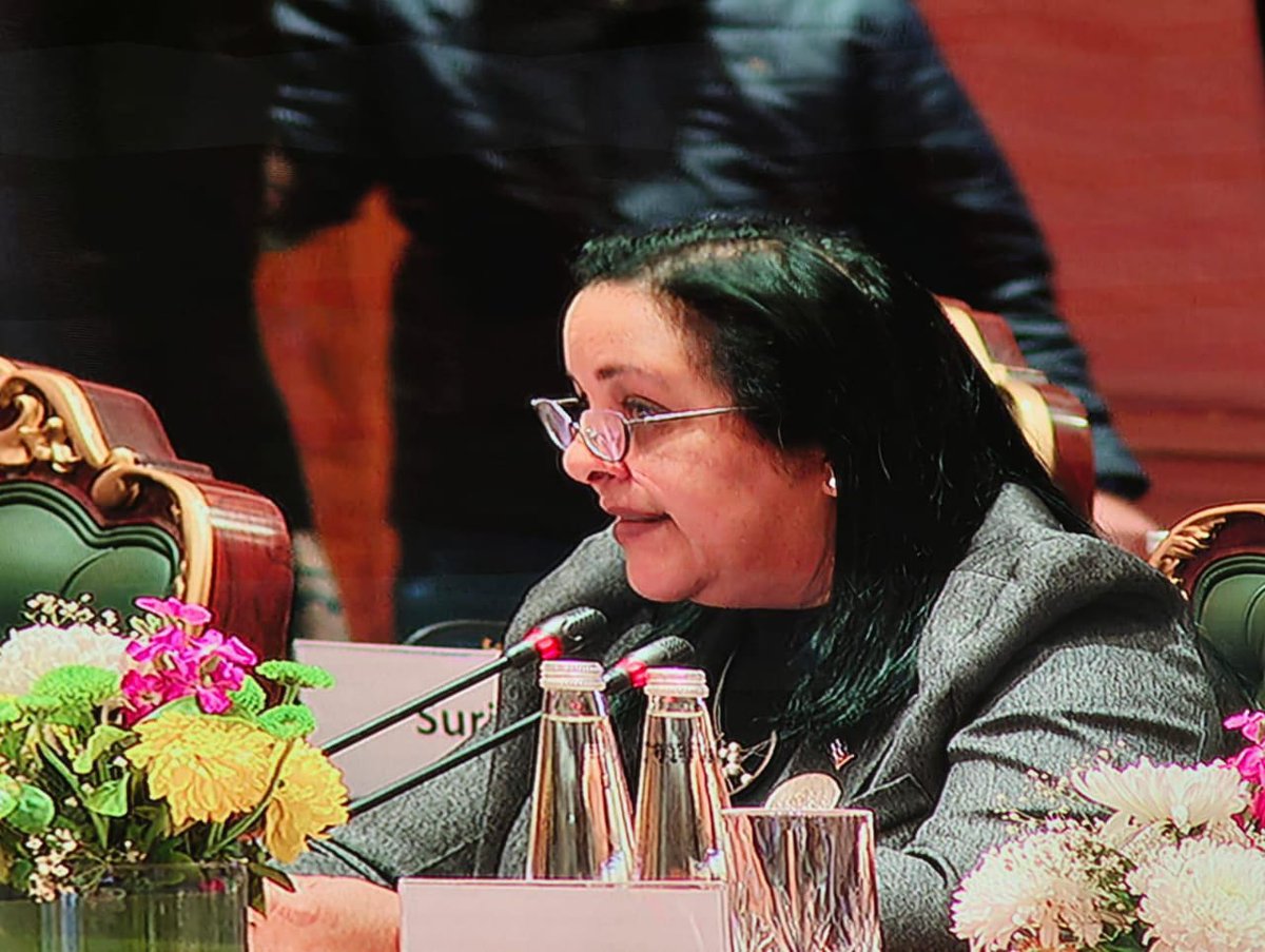 En la #CumbreIA en New Delhi denunciamos hoy el hostil y criminal bloqueo de EE.UU. contra #Cuba, que busca castigar a nuestro pueblo y frenar el desarrollo digital. Reafirmamos nuestra soberanía y derecho a avanzar.  
#CubaEstáFirme #CubaVencerá
1/3