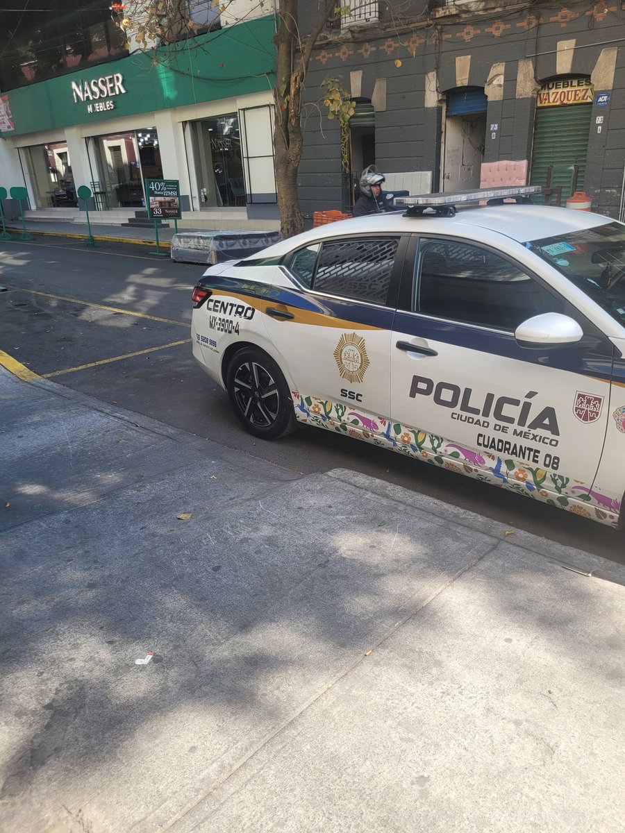 Chamacoverguero's tweet photo. Oye @UCS_GCDMX, los eventos de esta unidad la dejaron tapando una entrada al estacionamiento de un edificio valiendole madre a los ogts. Están comiéndose unos taquitos en la esquina. República de Ecuador 72. Ahí están las evidencias que estorban y no hay nadie en la unidad. https://t.co/sPTuZqGXRL