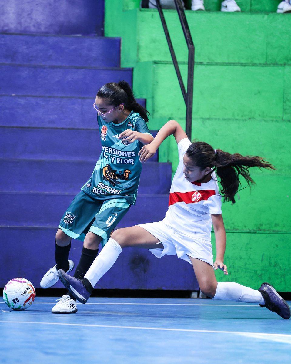 FutsalPro_FPF's tweet photo. 𝗖𝗼𝗻𝘁𝘂𝗻𝗱𝗲𝗻𝗰𝗶𝗮 𝗲𝗻 𝗹𝗮 𝗰𝘂𝗮𝗿𝘁𝗮 𝗳𝗲𝗰𝗵𝗮 ⚽🔥

Santa Isabel de Hungría se impuso por 6️⃣-1️⃣ ante Sport Neciosup en la cuarta jornada de la Liga Evolución CONMEBOL Sub 12 Futsal Femenino 🏆, demostrando eficacia y gran juego colectivo. https://t.co/gMaVCpGsx5