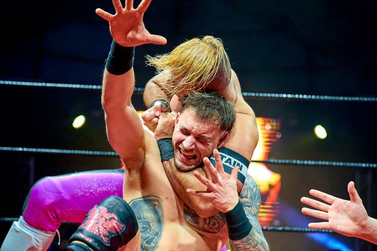 Hot Pro Wrestling Studs making other Hot Pro Wrestling studs suffer in chin locks. Well fucking tasty!!!
#prowrestling #wrestlers #prowrestlers #wrestlingfetish #gaywrestling #hot #trunks #bulge #bulgemen #gay #thicc #stud #chinlock