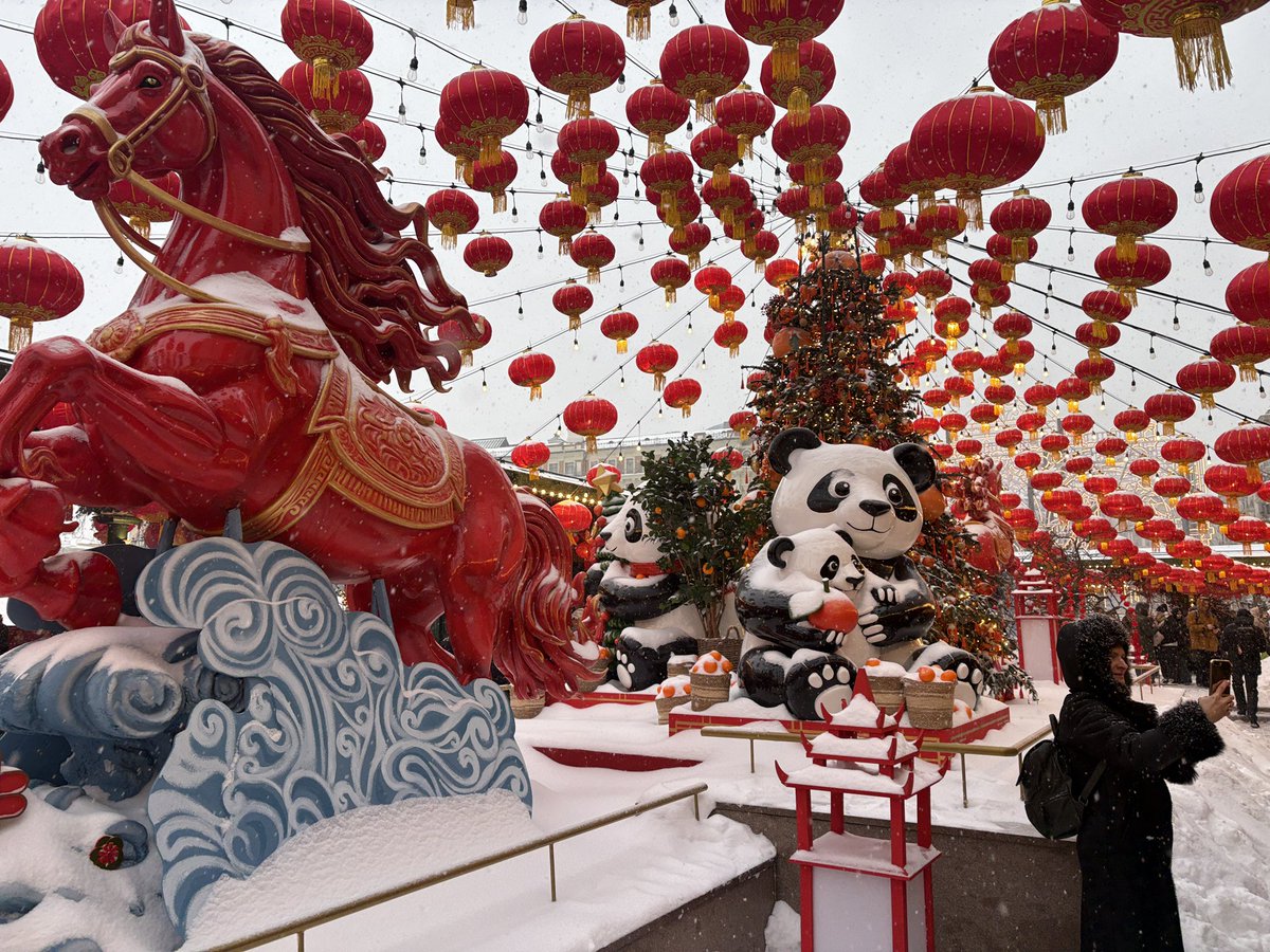 モスクワ観察 赤の広場を抜けてマネージュ広場に出ると、中国の春節