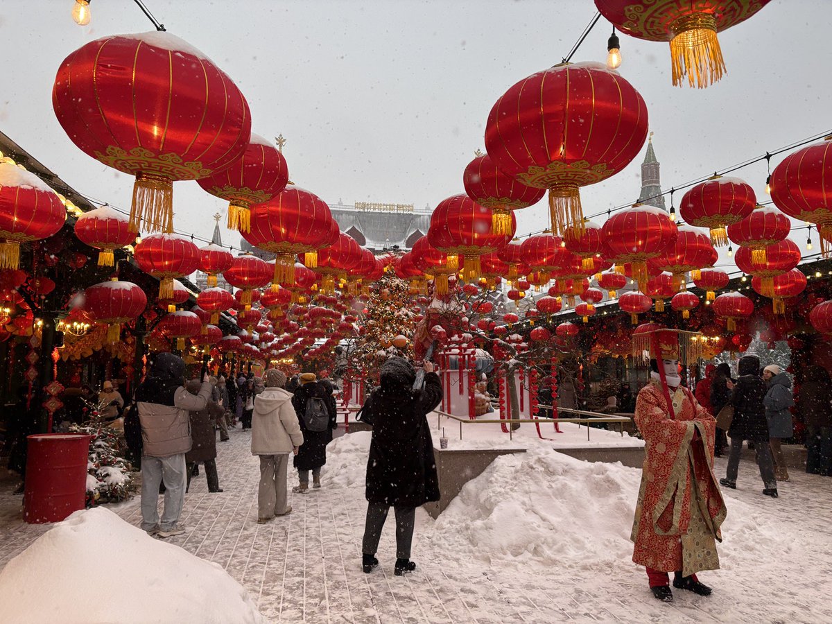 モスクワ観察 赤の広場を抜けてマネージュ広場に出ると、中国の春節