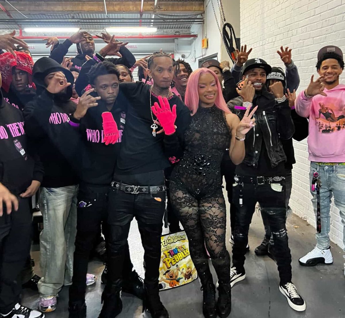 SunnyBanks_'s tweet image. Stunna and his friends supporting his wife Monaleo. Dripped out in her tour gear. I love to see it!