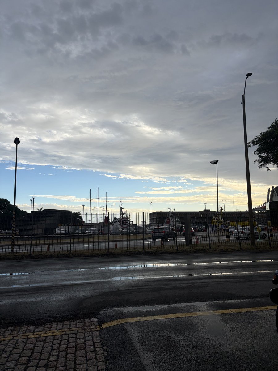 Maticastro_06's tweet photo. @PekeSander Puerto de Montevideo, 3 mm y ya va a aclarar… elijo creer https://t.co/KhnphyANZ6