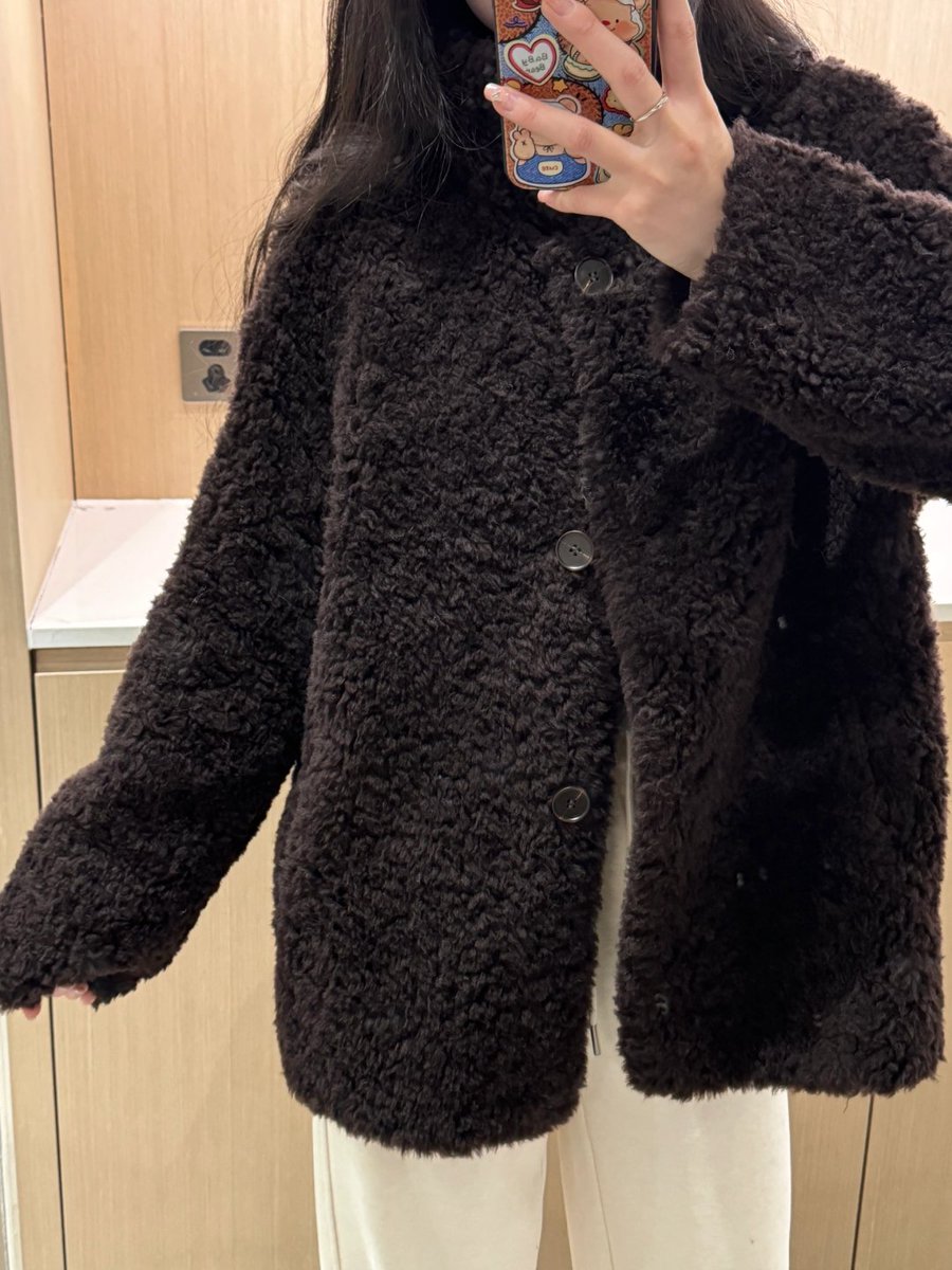 Jemima1956's tweet photo. Serving looks and warmth, no compromises.🧸 https://t.co/BGvplyEmaB