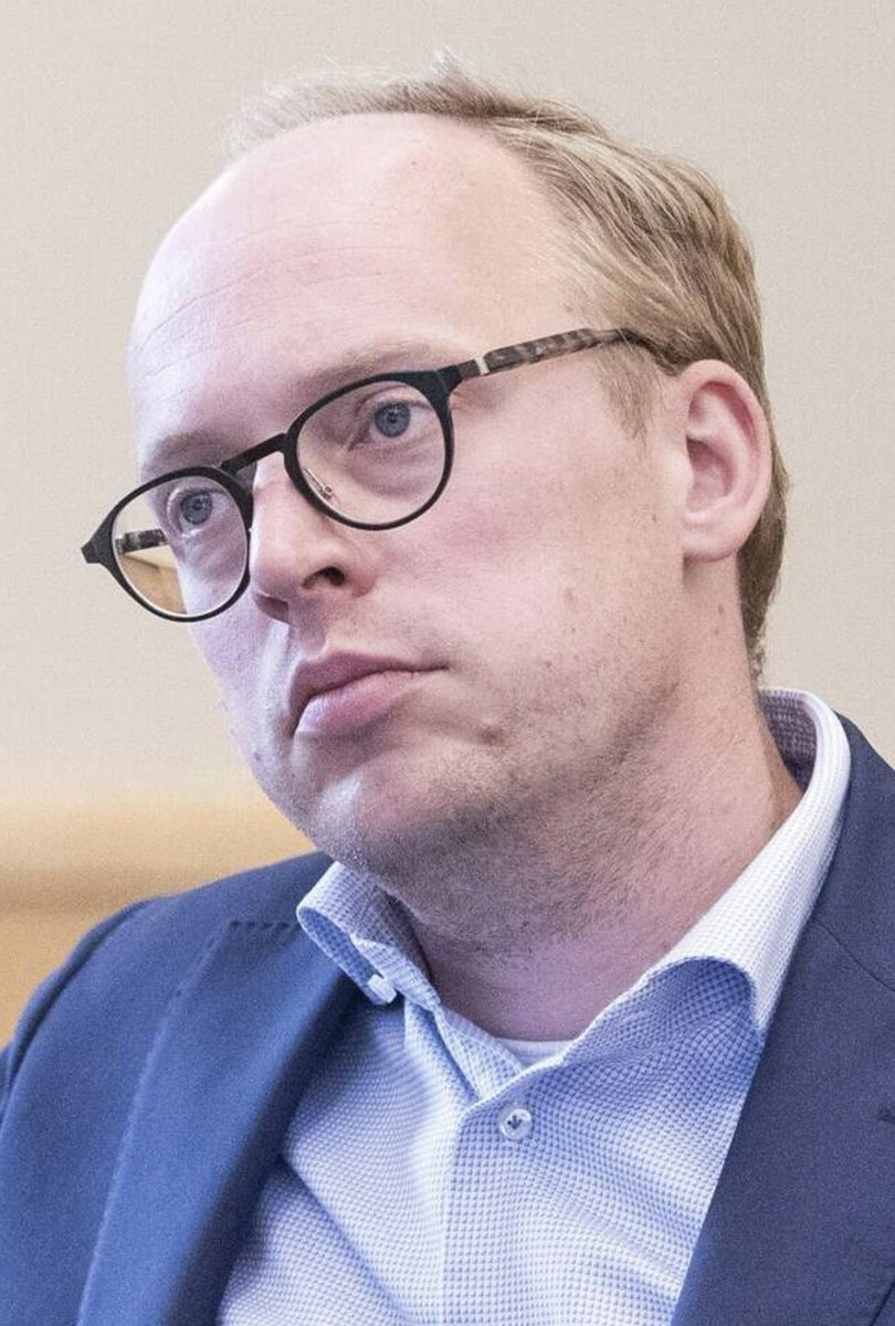 defiantsmartass's tweet photo. Weer zo’n een gast met een zaaddodende blik…. 🤢 @D66 https://t.co/l0egFqUxg6