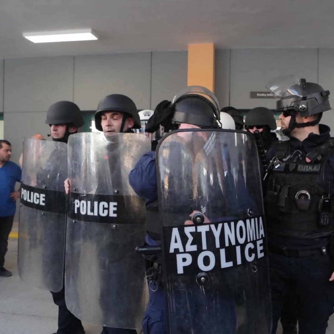 Για τους λάτρεις της στατιστικής τελευταία φορά που μπήκαν μπάτσοι σε νοσοκομείο ήταν στις 17 Νοέμβρη 73, όταν μπήκαν μπάτσοι της χούντας στο Ρυθμιστικό και έψαχναν να συλλάβουν τραυματισμένους φοιτητές της εξέγερσης.
Έγινε και σήμερα στη #Νικαια  από νοσταλγό της χούντας
Τυχαίο?