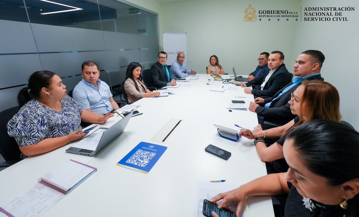 La Secretaria Ejecutiva, Jimena Casasola sostuvo una reunión de trabajo con las distintas direcciones de la Administración Nacional de Servicio Civil, con el objetivo de girar instrucciones sobre los avances y el análisis de los procesos que se implementan en cada departamento.