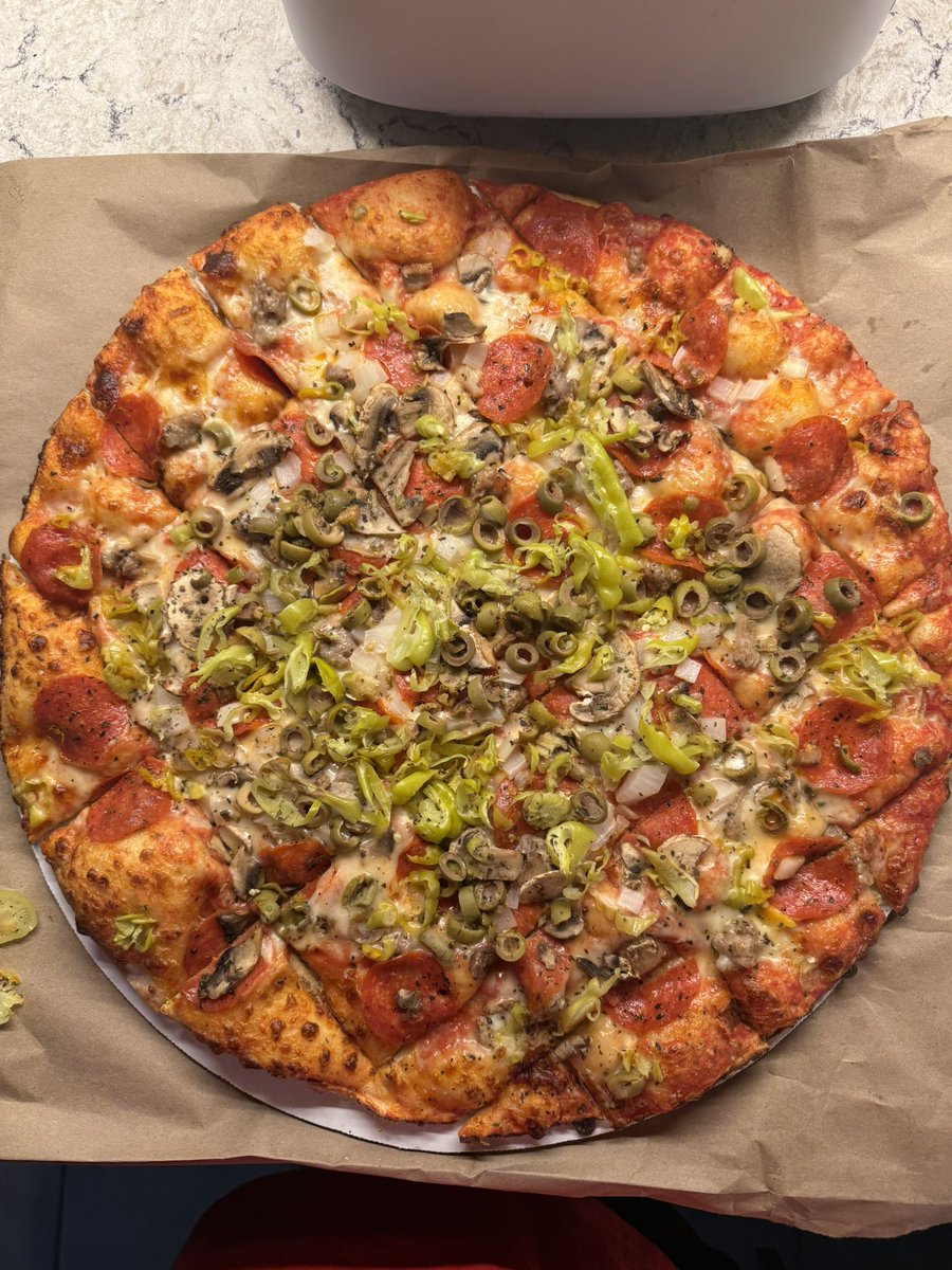 TSOSCEO's tweet photo. I hope you get a better $35 dollar pizza than I did from the Sullivan Illinois monicals 🤬 https://t.co/OtXm1mNvlW