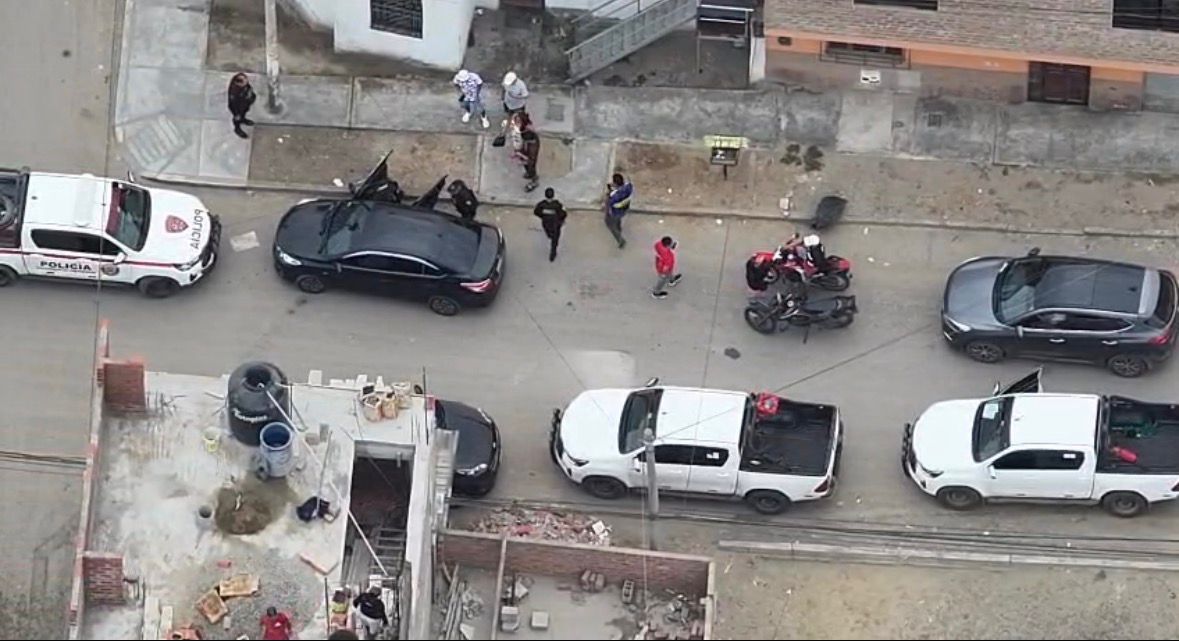 PoliciaPeru's tweet image. 🚨 #LaLibertad | 𝐍𝐞𝐮𝐭𝐫𝐚𝐥𝐢𝐳𝐚𝐧 𝐛𝐚𝐧𝐝𝐚 𝐂𝐫𝐢𝐦𝐢𝐧𝐚𝐥  𝐜𝐨𝐧 𝐞𝐱𝐩𝐥𝐨𝐬𝐢𝐯𝐨𝐬 𝐞𝐧 𝐓𝐫𝐮𝐣𝐢𝐥𝐥𝐨.
La Policía Nacional del Perú, con apoyo de drones, ejecutó una intervención estratégica que permitió la detención en flagrancia de cinco presuntos integrantes