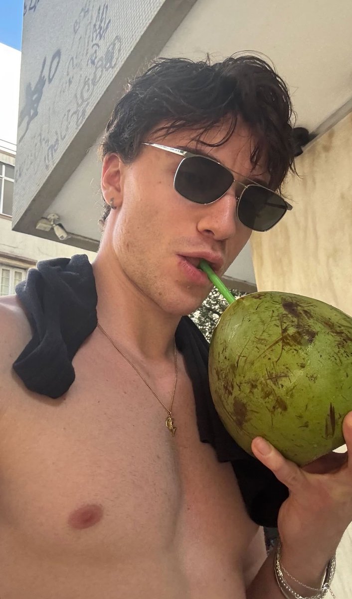 ceomendal's tweet image. hoje cê pode me esquecer, é carnaval no brasil 🇧🇷🪅