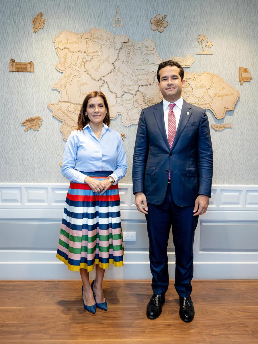 Omar Fernández se reúne con la embajadora Leah Francis Campos para fortalecer cooperación bilateral 
 robertocavada.com/nacionales/202… 

El dirigente político dominicano Omar Fernández informó que sostuvo un encuentro con la embajadora de Estados Unidos ...