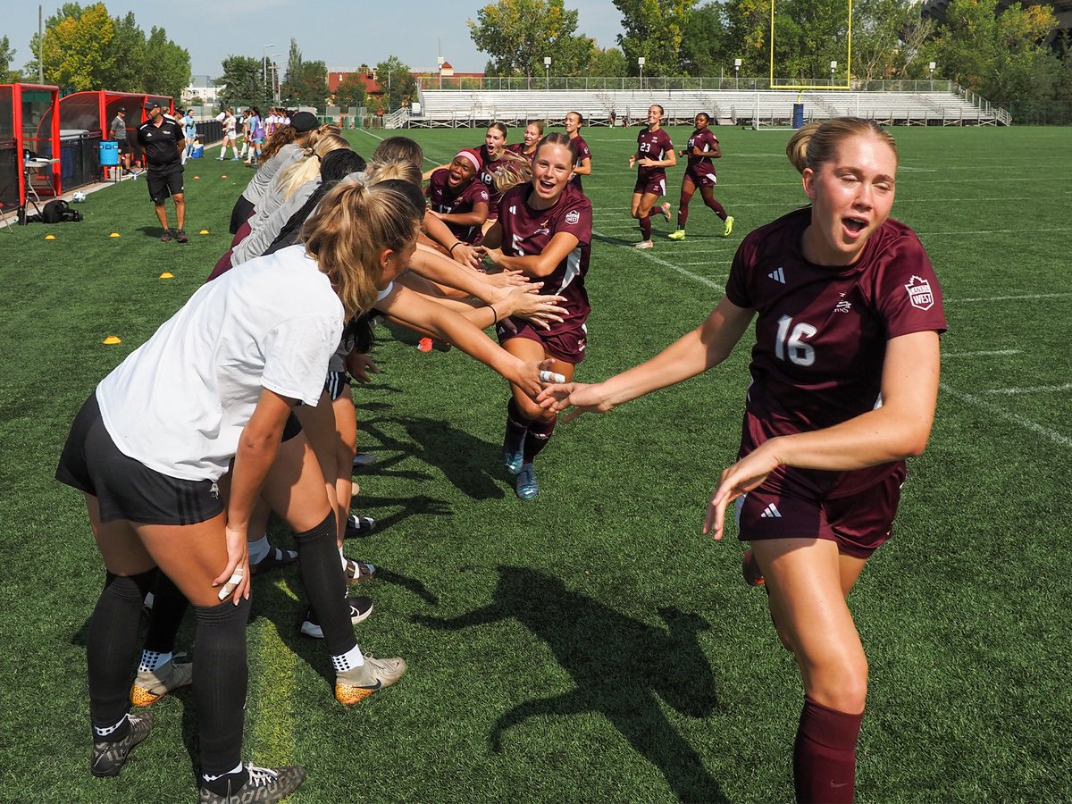 W⚽️| For the fourth time since 2019, <a href="/Griffins_WSOC/">MacEwan Griffins Women's Soccer</a> is in Hawaii for Reading Week as they square off against two <a href="/NCAASoccer/">NCAA Soccer</a> teams - <a href="/HPUSharks/">HPU Athletics</a> on Feb. 22 and <a href="/HawaiiWSoccer/">Hawaii Soccer</a> on Feb. 25.
#GriffNation
📷 Norman Bo

STORY➡️macewangriffins.ca/sports/wsoc/20…
