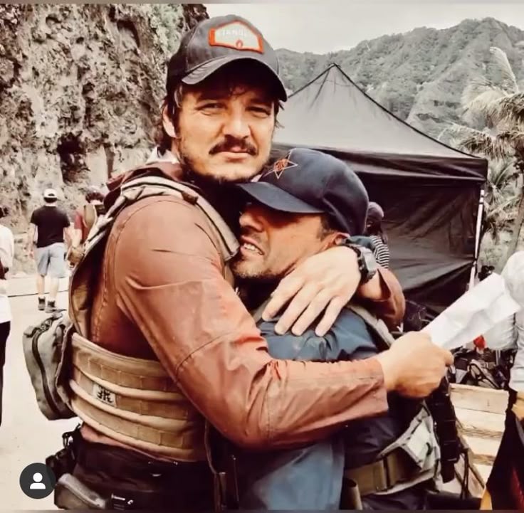 Copas_Rainha's tweet photo. @Point__Pop O povo adimirado que o Pedro é gay. kkk Eu cansei de dizer que ele era gay e transava com geral. E ja fui atacado várias vezes por dizer isso. Agora esta ai pra todo mundo que me criticou ver. E não acredito que ele seja Bi como dizem. Ele so disse aquilo para ser mais "aceito". https://t.co/ZCciovNakI