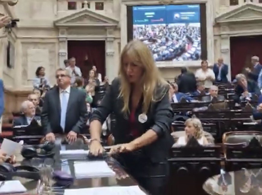 Esta mujer decidía, sin ningún criterio claro, quién podía entrar o salir del país. Disponía sobre los cuerpos de las personas, que quedaban semanas aisladas. Destruyó familias enteras. Un verdadero monstruo que nos recuerda que el horror q vivimos está a la vuelta de la esquina.