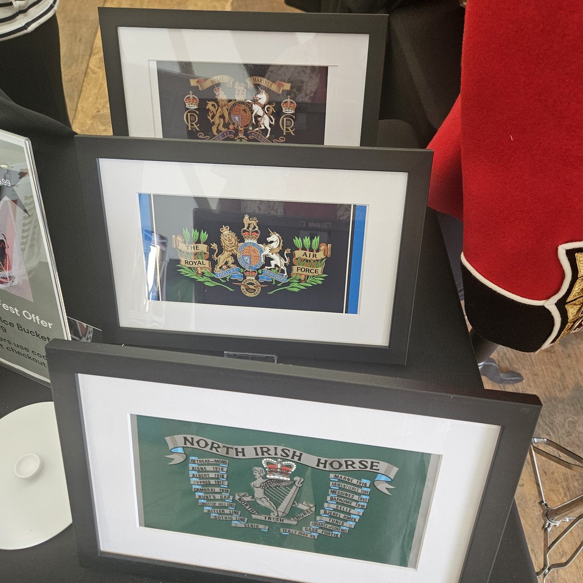 RegimentalReps's tweet photo. Our fantastic artwork isn't just limited to ice buckets, these can also be made into framed emblazons

*Frame Size 314mm x 200mm
*Black matt painted frame
* 2mm clear acrylic glazing front
* 40mm Arctic white mount
*Complete with hanging fixtures
More info
https://t.co/c1pLNgPxzs https://t.co/D5CDOiflYg