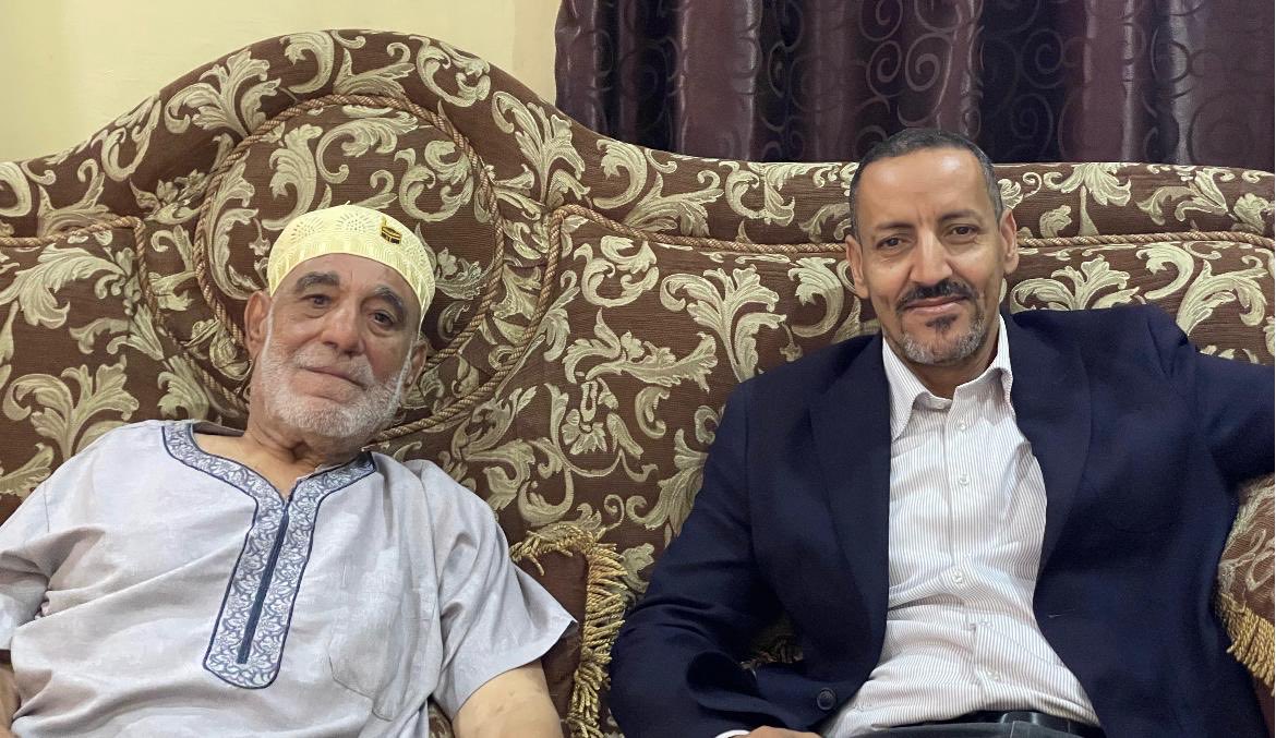 رحيل راعي التعريب في غامبيا

فلسطيني ذو همة وعزبمة فولاذية. وصل غامبيا قبل أكثر من ٥٠ عاما وبدأ التدريس تحت الأشجار.
مرض بسبب اختلاف البيئة، لكن ذلك لم يثنه عن هدفه. أسس مئات المدارس العربية، وبلغ طلابه الآلاف.
خطان تنازعا غامبيا: أمريكيون وبريطانيون تقف وراءهم المؤسسات، يدفعون