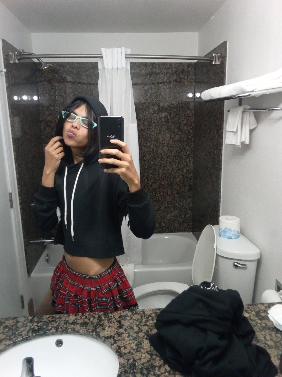 CaliFemboyFeet's tweet photo. I want a hug🥺💔 https://t.co/lkumWaqaPj