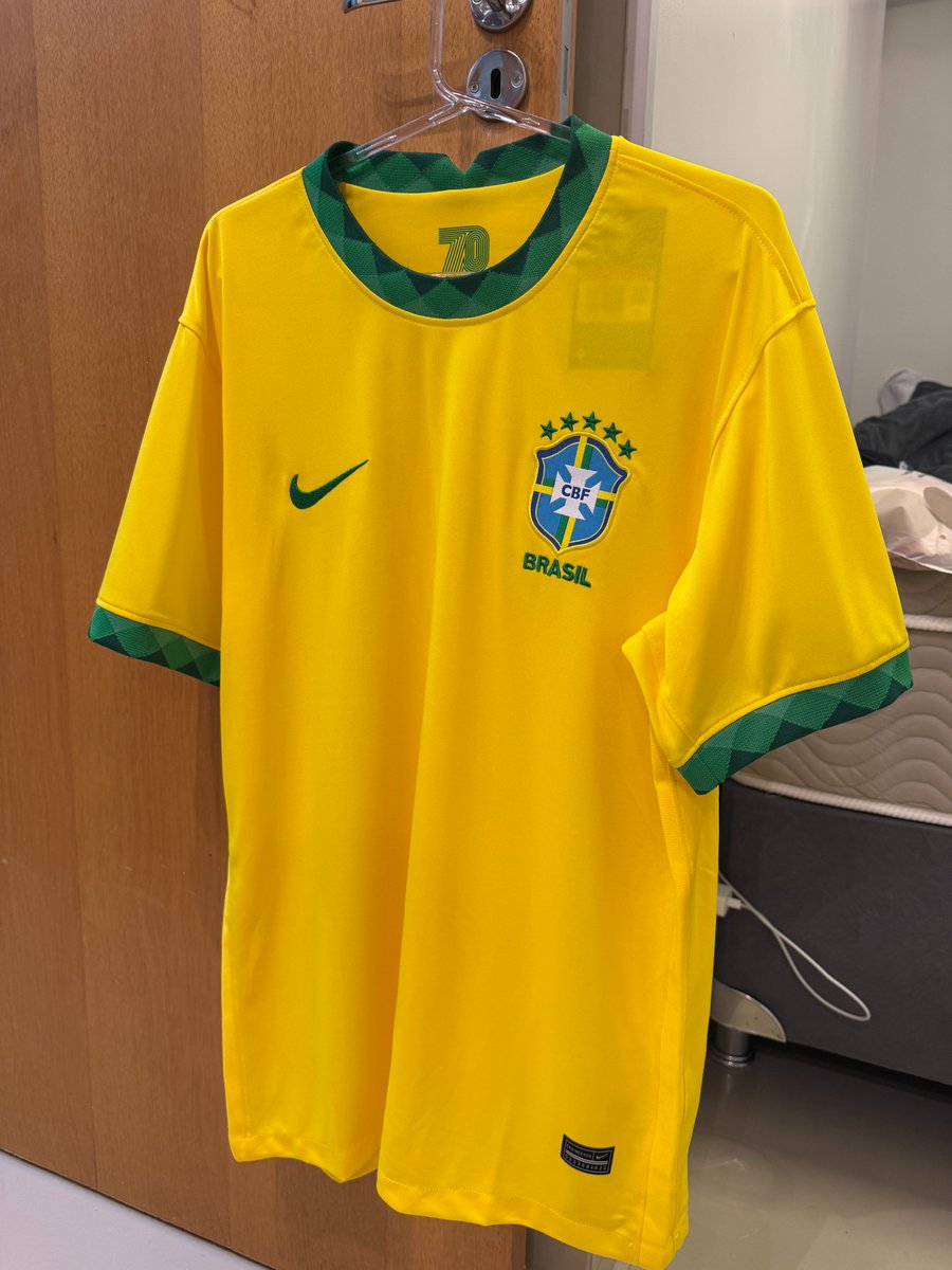 fabsmont's tweet photo. @JINfutebol Pedido recebido hoje! Estava muito ansioso pq foi minha primeira compra. Qualidade impecável, tudo certinho! 12 dias de produção das camisas e 27 dias corridos para chegar aqui em casa (brasília). 30 reais de taxa da alfândega. https://t.co/zqPWfIO2sx