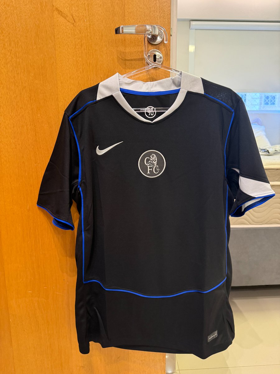 fabsmont's tweet photo. @JINfutebol Pedido recebido hoje! Estava muito ansioso pq foi minha primeira compra. Qualidade impecável, tudo certinho! 12 dias de produção das camisas e 27 dias corridos para chegar aqui em casa (brasília). 30 reais de taxa da alfândega. https://t.co/zqPWfIO2sx