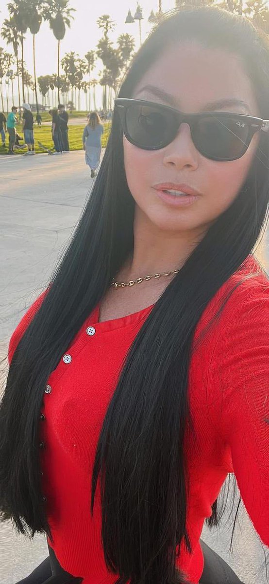 MiaStarxxx2025's tweet photo. Red is the color of power, passion, and danger. I wear all three. π΄π₯π
#FitMILF #LADating #MaturePower https://t.co/MYOMm9wMDp