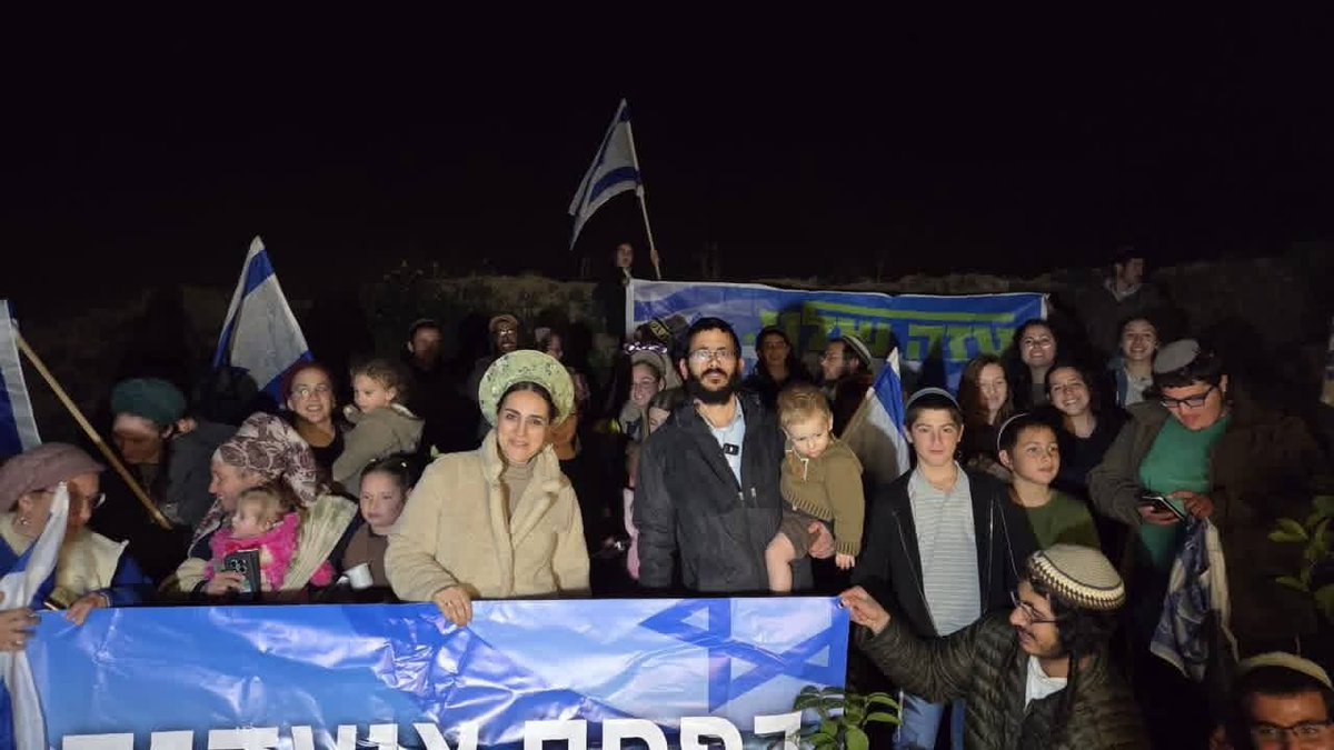 Dozens of settlers entered the Gaza Strip a short while ago, demanding to be resettled there.