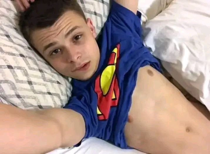 austinyoung5583's tweet photo. Hey 👋 what will you do to me if I’m on your bed rn 😉😋 https://t.co/55231kylo3