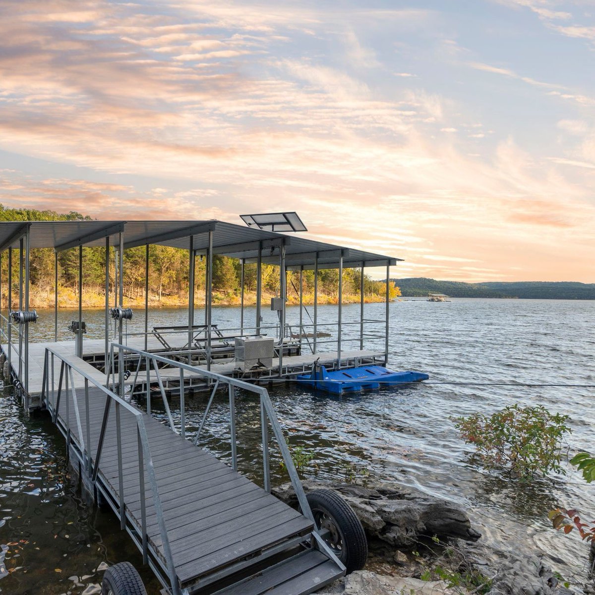 VanKirkCove's tweet photo. Van Kirk Cove offers a perfect retreat for nature enthusiasts, boasting stunning lake views, breathtaking sunrises &amp; an array of wildlife. It's an outdoor experience that connects visitors with the beauty of the natural world.  Book your stay today!   https://t.co/lYZsG9FFWP https://t.co/5ZscndXXl1