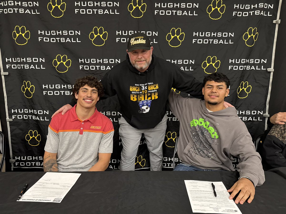 lawsonaviles3's tweet photo. Blessed to sign to @OUAZFootball thank you to everyone showing up to my ceremony, truly blessed!! @CoachHhs @Hughsonfootball @CoachJDominguez https://t.co/O2IsaGHoIz