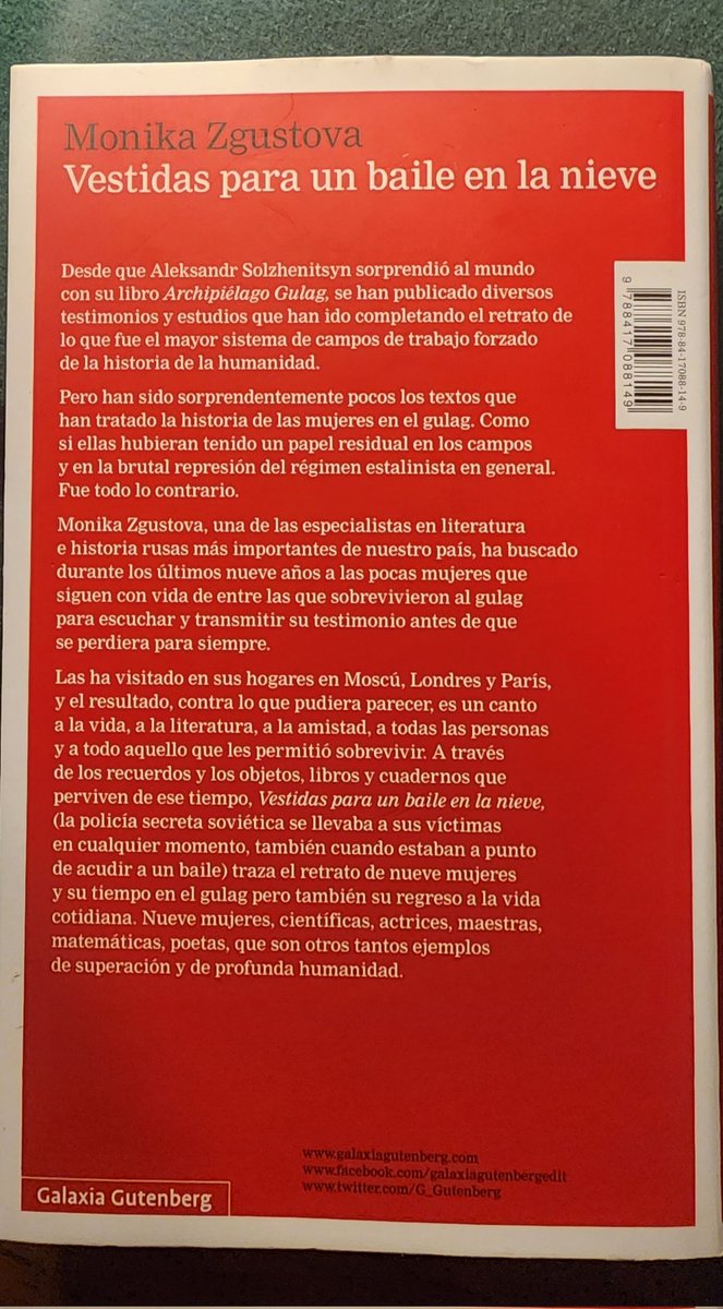 #MonikaZgustova 
Vestidas para un baile en la nieve