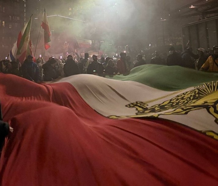 Mojtabapacino's tweet photo. اگه بیرون ایران هستید و از پهلوی نمیگید، ابدا صدای مردم داخل نیستید.
و اگه فقط از کشته‌ها میگین ولی از پهلوی نمیگین، فقط دنبال دیده شدن هستین.
#انقلاب_شیروخورشید https://t.co/fGwOG53JWe