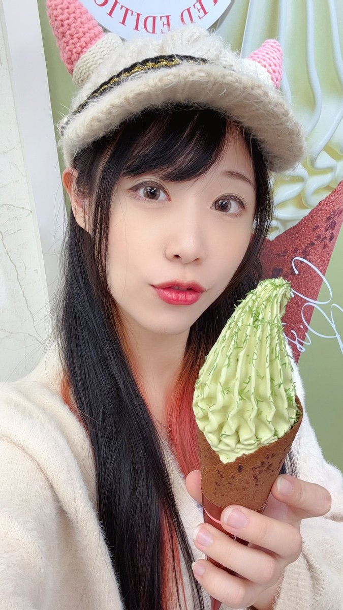 roastfish_0510's tweet photo. Cremia 新口味杜拜巧克力
是開心果+巧克力口味雙層的冰
加上脆脆,口感很特別,會想再二刷✨
#好吃 #霜淇淋 #cremia https://t.co/A7Yr8ESOBp