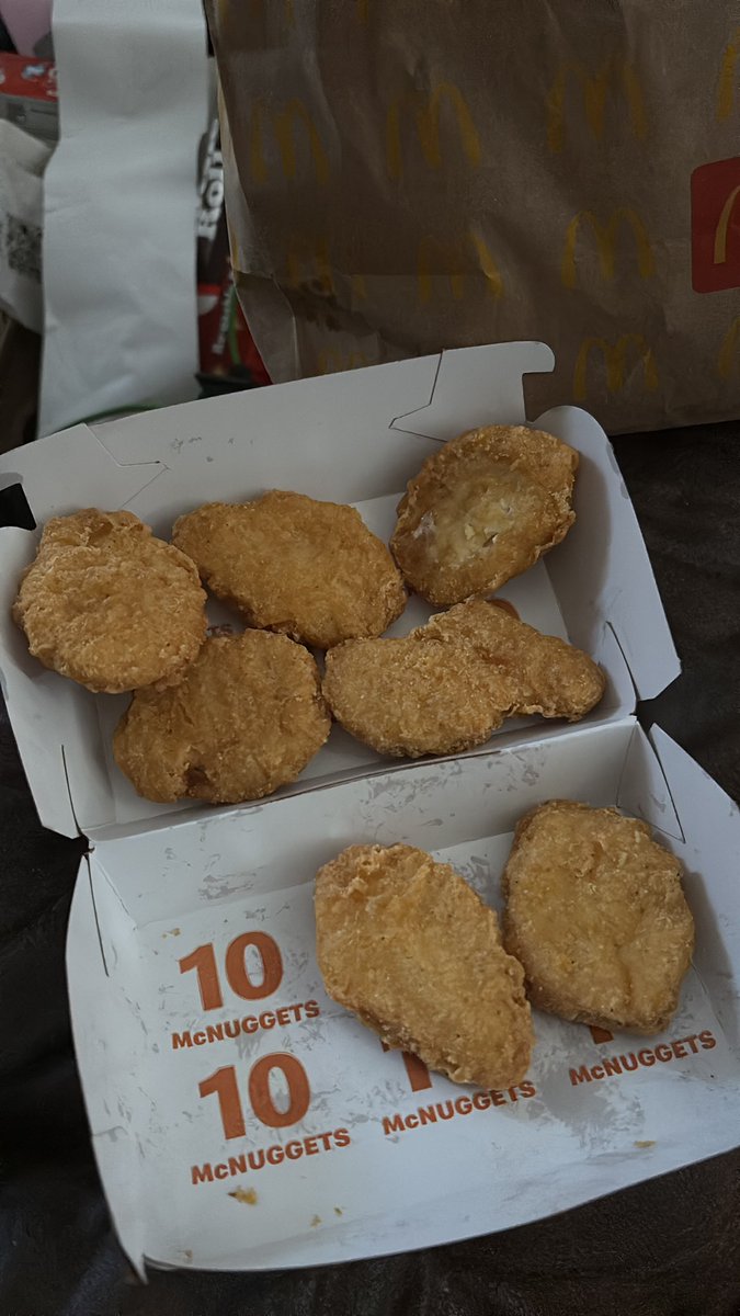 thedew35's tweet photo. @McDonalds Hey, so when does a 10 piece nugget come with only 7 nuggets? Cause I’m not going all the way back for my extra 3 nuggets. That’s 10 minutes away and gas for a McDs screw up…. https://t.co/Nlp3br6JWB