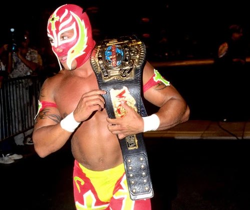 Rey Mysterio foi meu 1º favorito na infância. tinha máscara e tudo. depois, virei bastante fã de lucha libre antiga e ficou um pouco pra trás em prol de Hijo del Santo, Negro Casas, Blue Panther e afins.

é tipo o Andy abandonando o Woody. mas ainda te amo, Rey Jr.! Nota (61) 9!