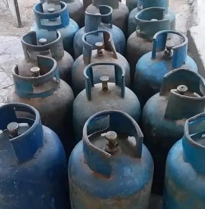 vbty630's tweet photo. في ريف #دير_الزور أسطوانة الغاز لم تعد مادة تموينية
بل أصبحت صكّ إذلال يومي .   

سعرها الرسمي 125 ألف ليرة لكنها مفقودة ،
وعند التاجر حاضرة فوراً بـ 200 ألف .!

هذه ليست أزمة نقص ، بل سطو منظم على جيوب الفقراء . 
حسبي الله ونعم الوكيل فيهم الفقراء هم ضحيه https://t.co/jWpgqydgp8