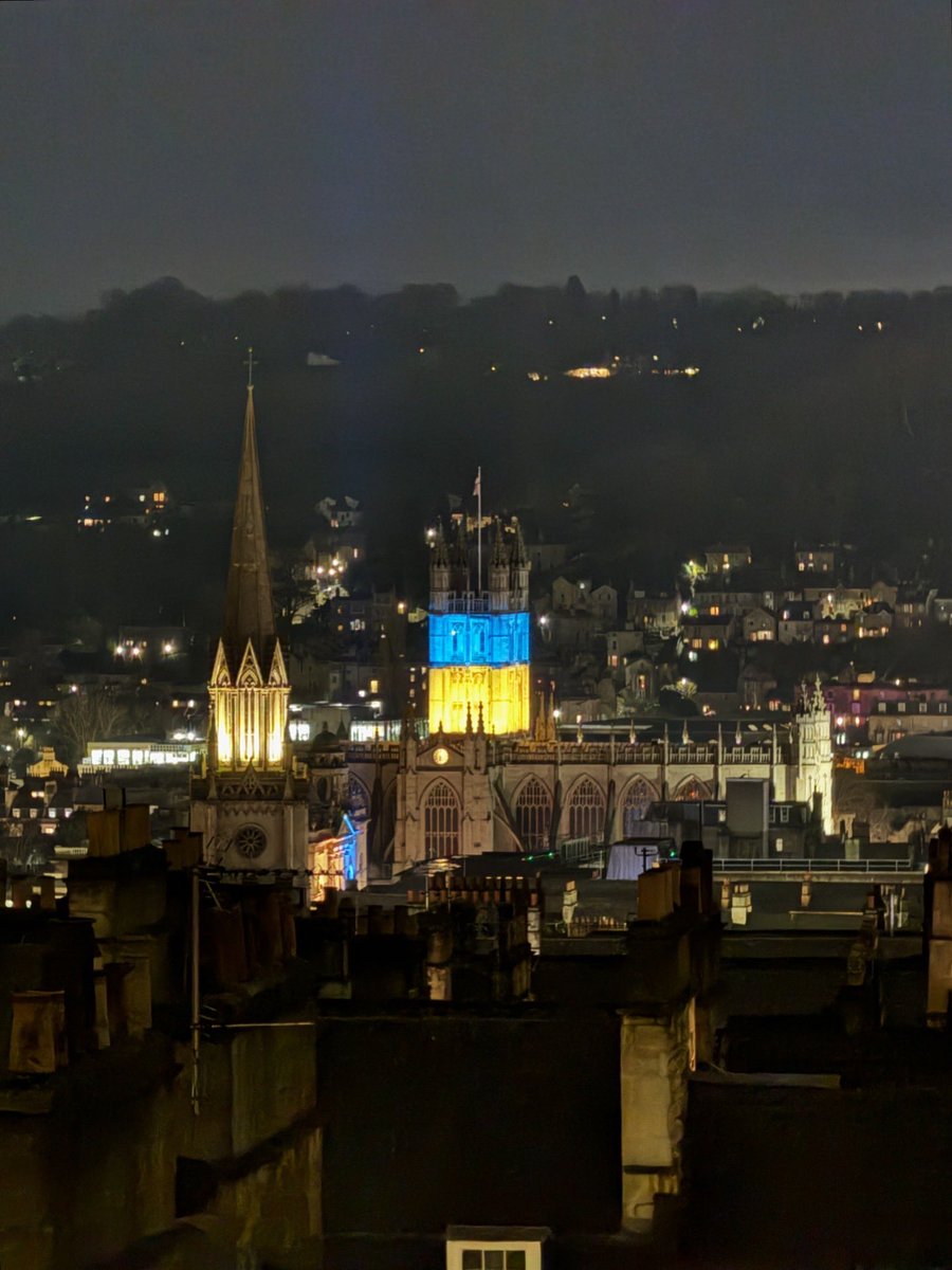 Bath Abbey tonight 🇺🇦