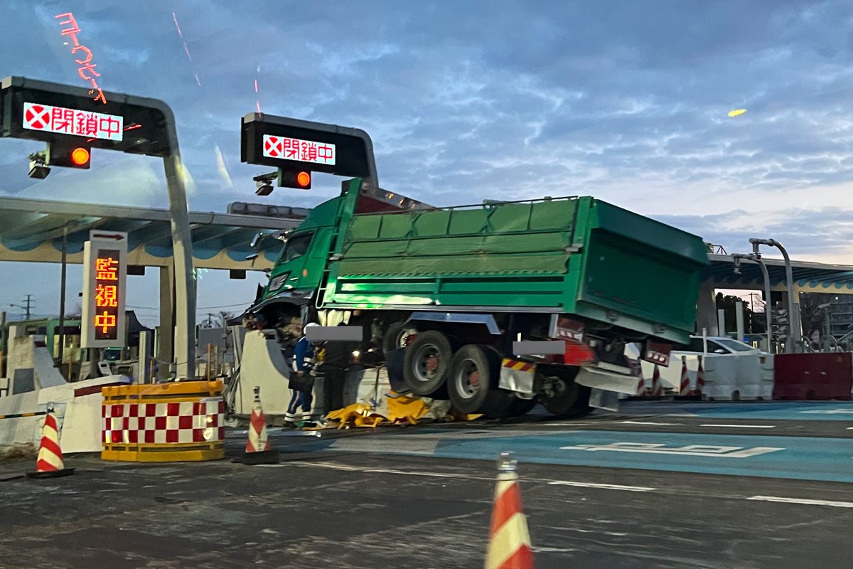 strikewizards_t's tweet photo. 東北道下り浦和料金所先頭に事故渋滞
渋滞前に出たのに🙁 https://t.co/jloDQZ21Cn