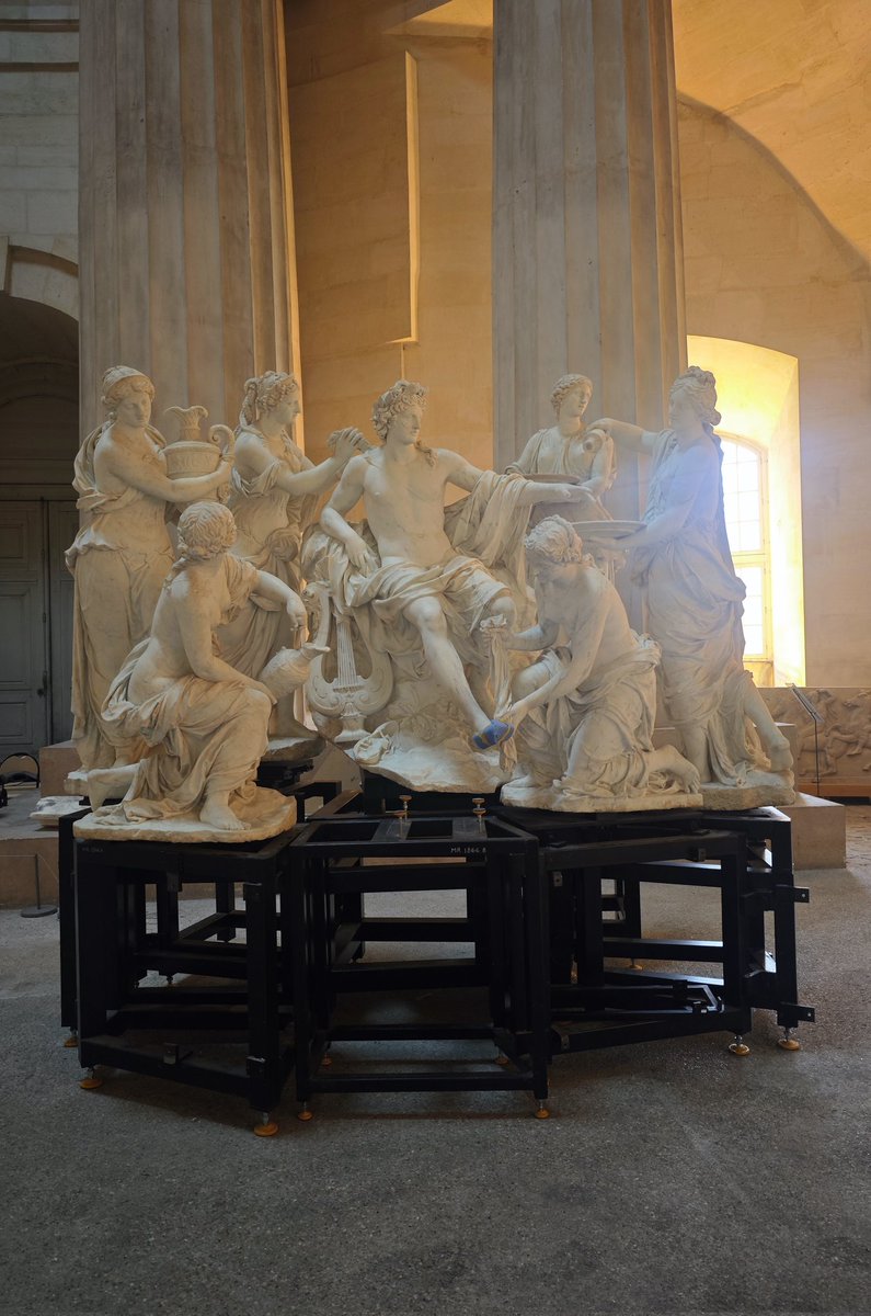 Les chevaux du Soleil, les Nymphes et Apollon sont revenus à la Petite Écurie après avoir été exfiltrés du vestibule bas de la chapelle pour cause de travaux de l'aile Nord et creusement d'un tunnel souterrain. Quelle beauté !
#Versailles