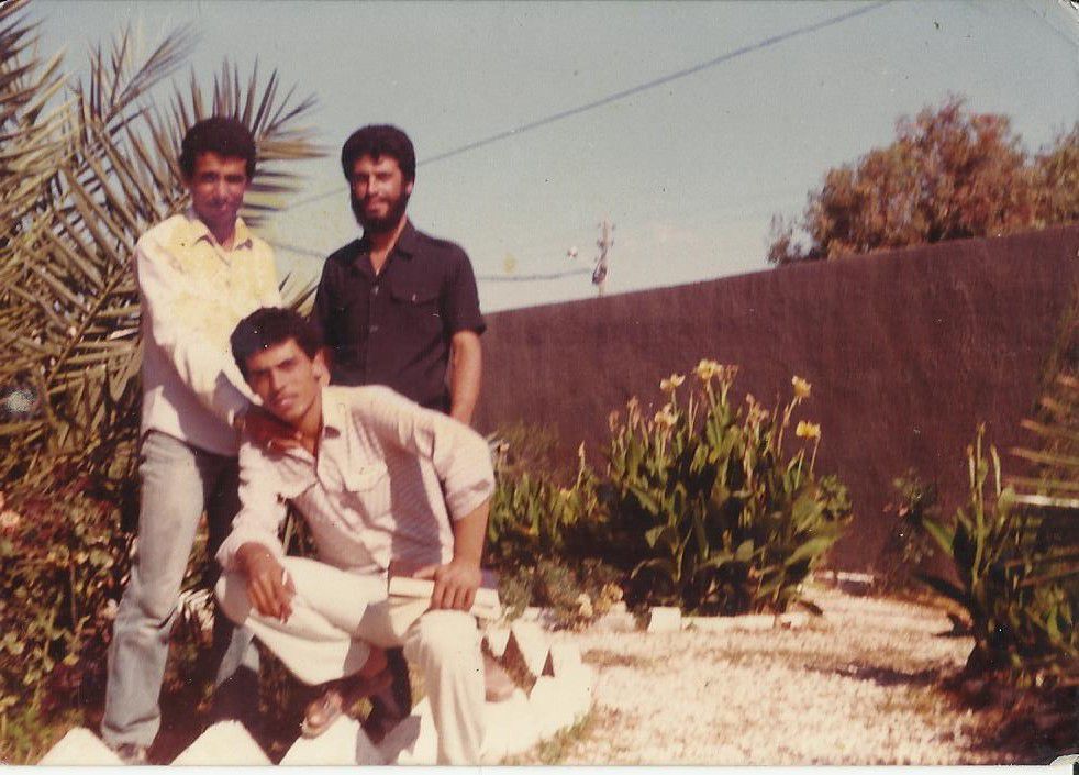 عرفتم من هو الشاب الظاهر في وسط الصورة؟