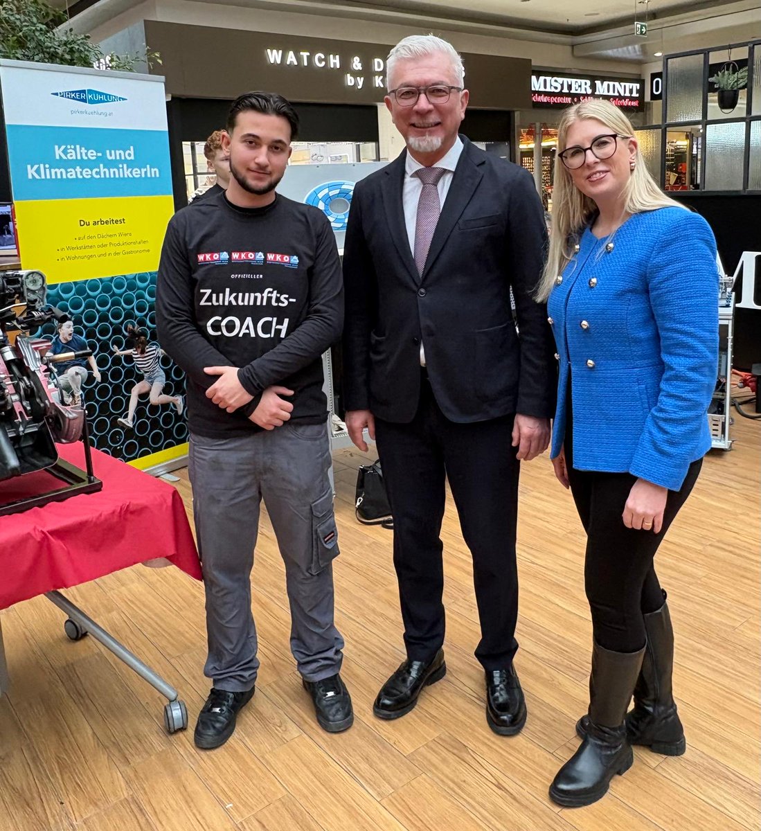 Unitcargo's tweet photo. Einfach toll, was bei der Messe „Techniker:innen von Morgen“ der Landesinnungen Mechatronik, Metalltechnik und Fahrzeugtechnik der Wirtschaftskammer Wien im Westfield Donau Zentrum auf die Beine gestellt wird.

#WirtschaftskammerWien #WKW 
 
Bild © LEADERSNET/G. Langegger https://t.co/1Qwxd8ZtXL