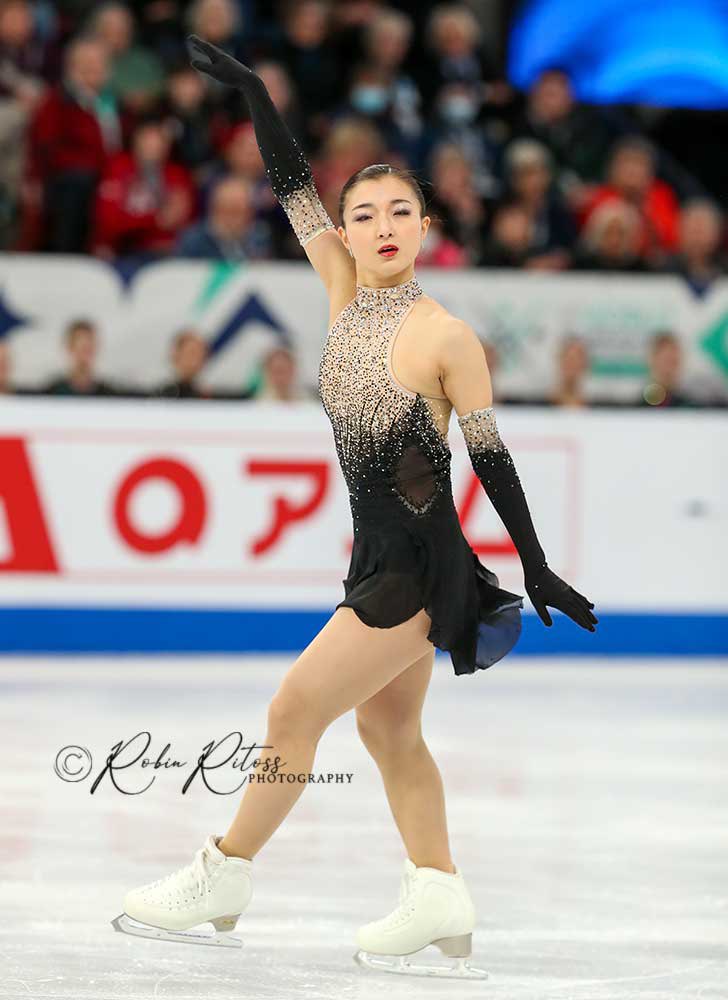 Kaori Sakamoto of Japan just skated with grace and quiet power in what will be her final Olympic appearance. Soon she will pass her gifts to the next generation as a coach. For now, she sits in second place. A stunning, emotional farewell on the Olympic stage. 🇯🇵