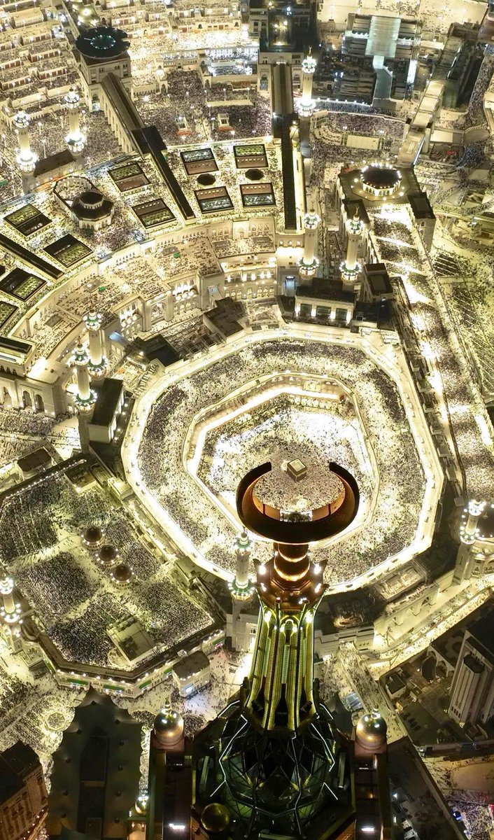 منظر مُهيب 
اللهم زد هذا البيت تعظيمًا وتشريفًا