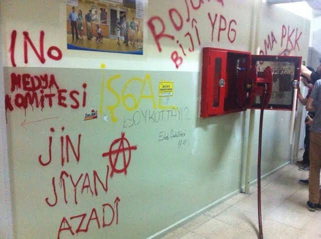 Çözüm sürecinde rektörlüğün ve kolluk kuvvetlerinin müdahale etmek yerine eylemlere göz yumduğu üniversite kampüsleri bu haldeydi.

Terörist gruplar kampüsleri örgüt kamplarına çevirmiş, üniversitelerde yapılanma imkanı bulmuş, öğrenci kulüpleri ile taşeron terörist devşiriyordu.