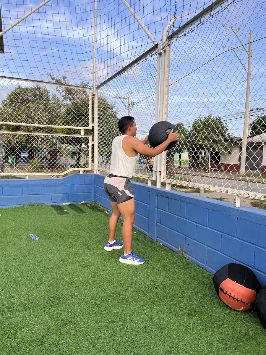 SebastinMe5's tweet photo. @UnTalLuisPi Las piernas 🦵 😏🤩 https://t.co/VrlloNhp4B