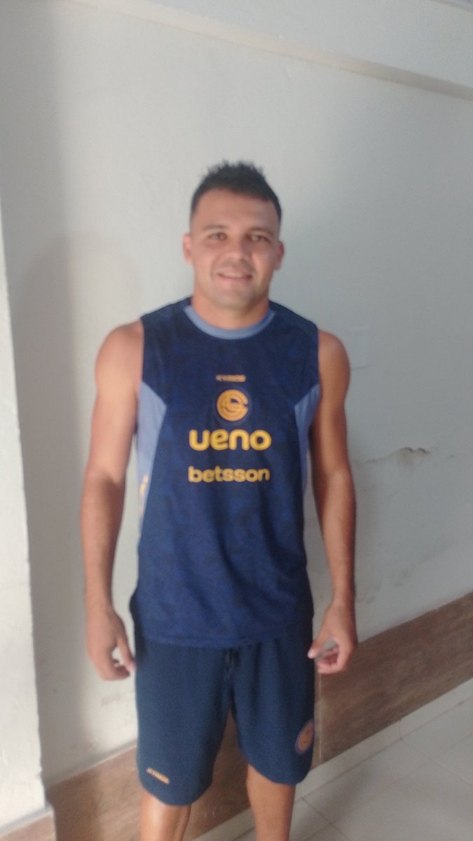 Fernando Benitez, volante del Sportivo Luqueño, se apresta para el partido este domingo ante Guarani.
Super Tribu 650
Super Deport 1120.